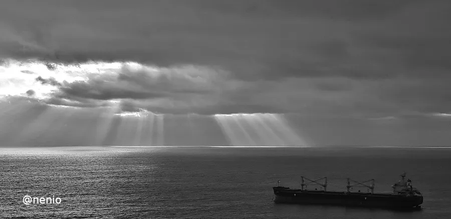 sun-rays-and-ship-01-bw.jpg