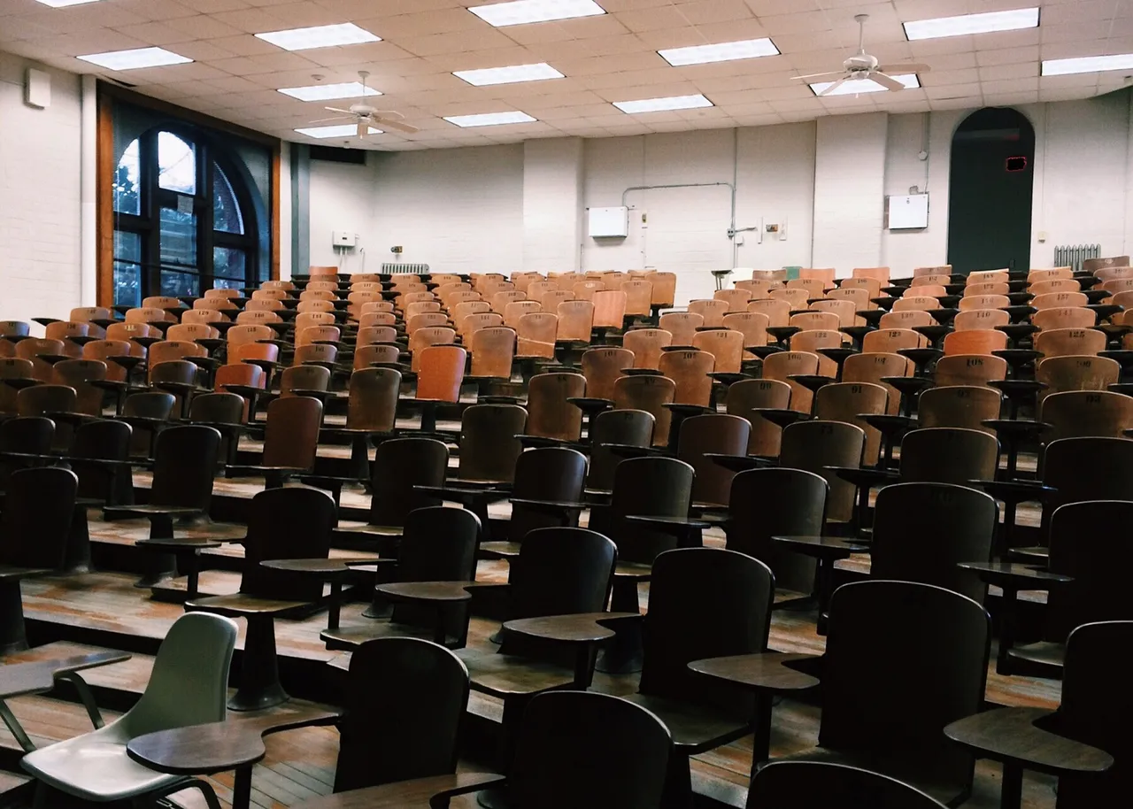 classroom-2093745_1920.jpg
