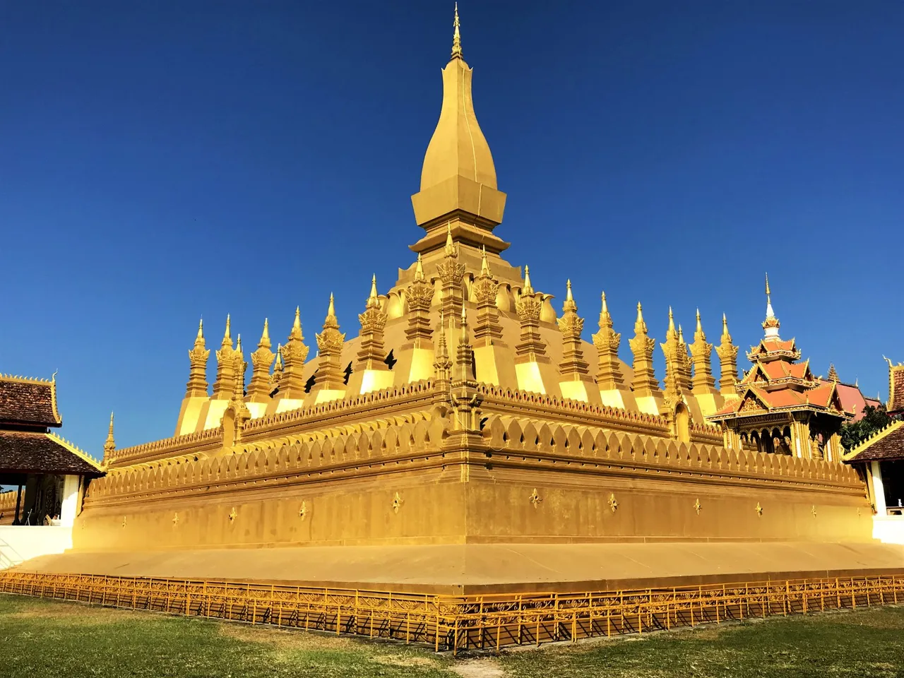 9-That-Luang-Vientiane.jpg