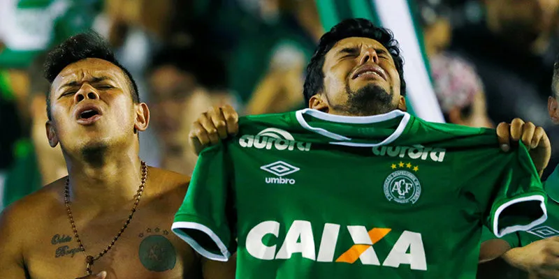 chapecoense-fans-mourn.jpg