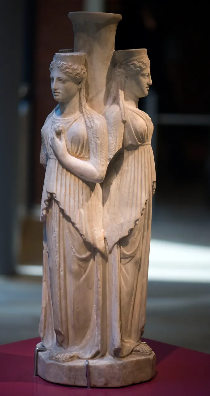 Hekate — Rob Koopman from Leiderdorp, netherlands, CC BY-SA 2.0, via Wikimedia Commons