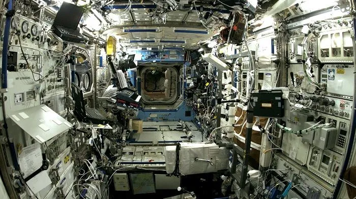 interior-view-of-the-destiny-laboratory-on-the-international-space-station-iss-during-the-expedition-7-mission-nasa.jpg