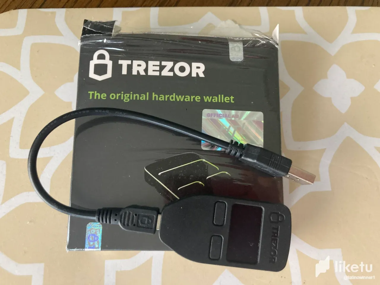 clirggu5s0041brszg6dnhdoh_Trezor_One_Hard_Wallet.webp