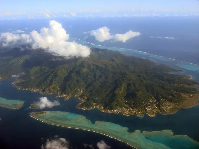 A_view_from_the_AR_72_airplane_Over_Society_Islands_-_French_Polynesia.jpg