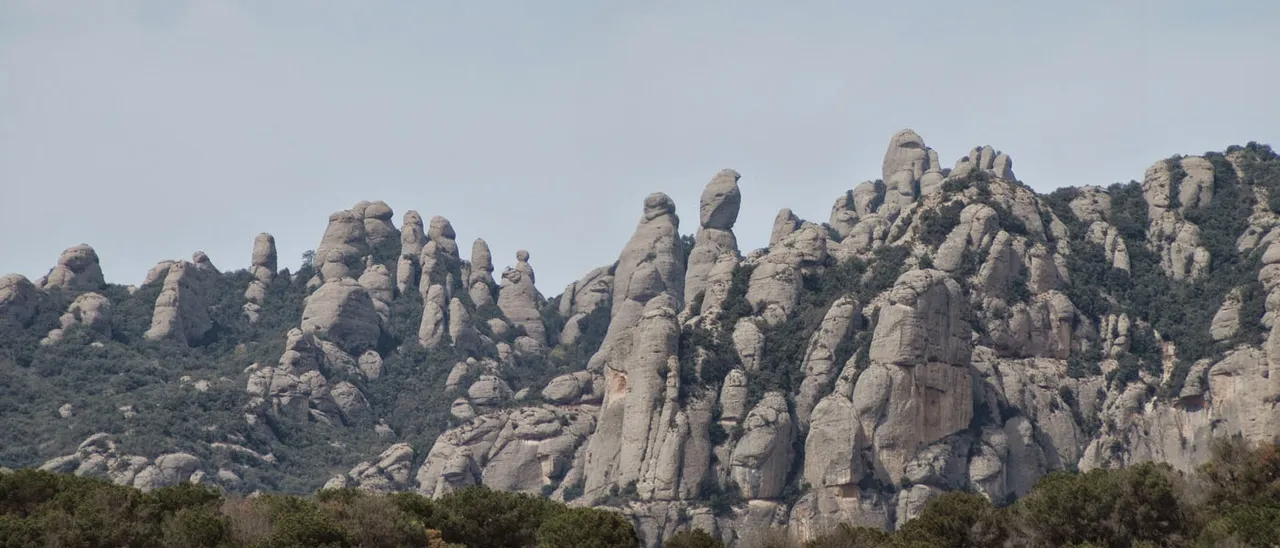 Detalle del macizo de Montserrat - moneda digital magazine.jpg