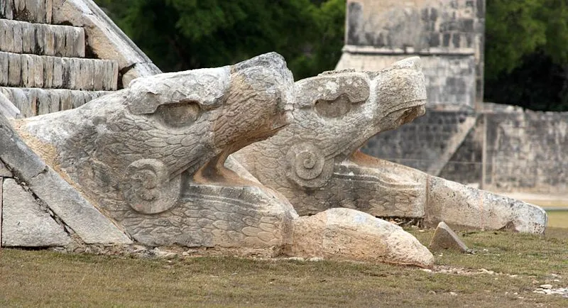 Cabezas-de-serpiente-en-la-base-del-templo-de-Kukulkan-Chichen-Itza-Mexico.jpg