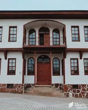 clj377j04000vb2szagfm556m_free-photo-of-facade-of-a-traditional-building-in-osmaneli-in-turkey.webp