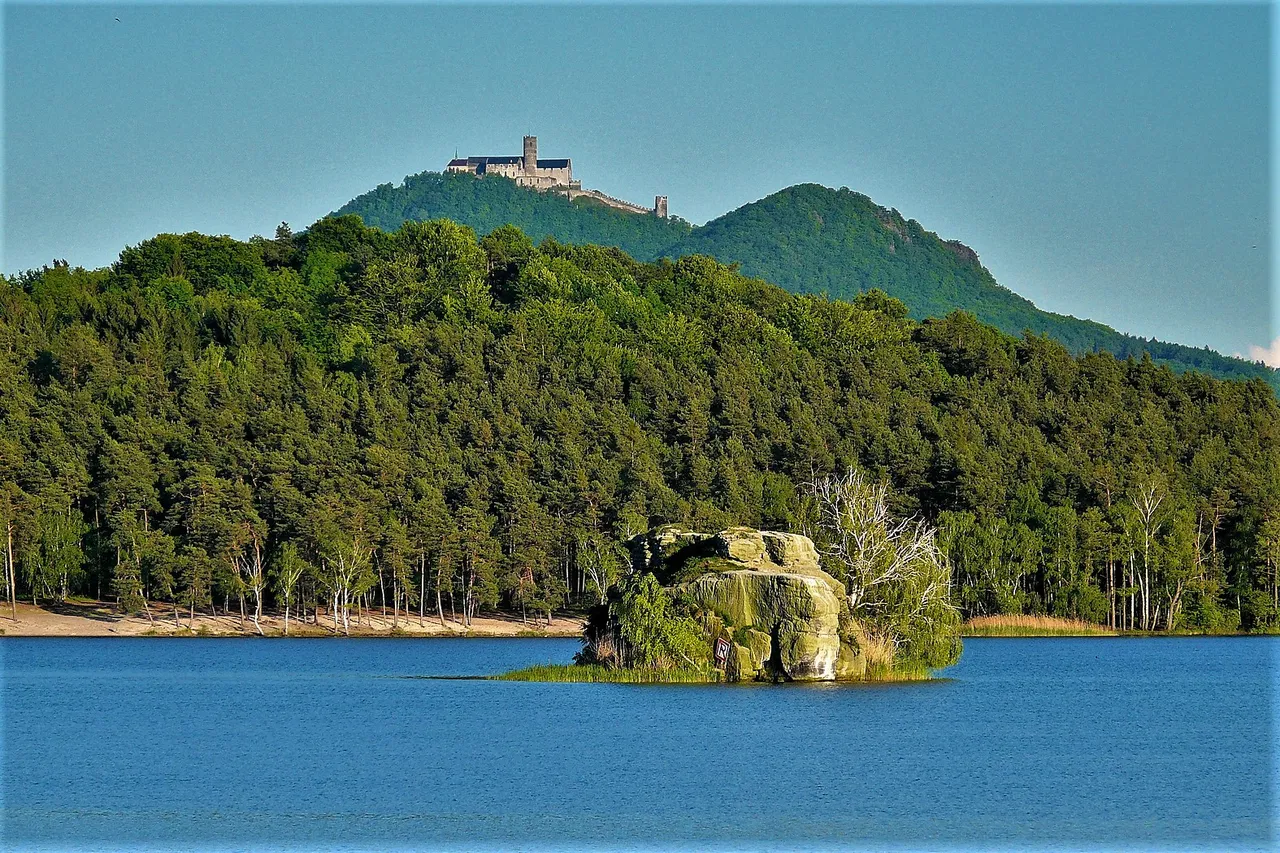 Máchovo_jezero_a_kopce_1.jpg