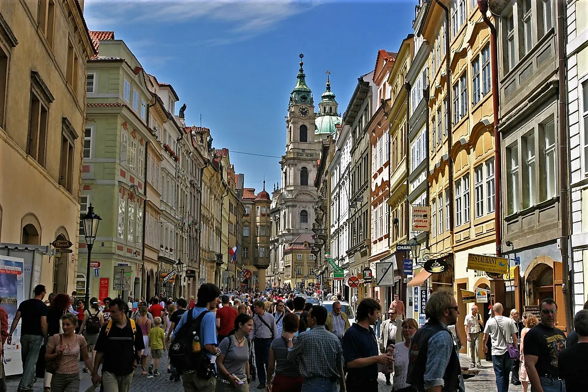 Prague_crowd_Malá_Strana.jpg