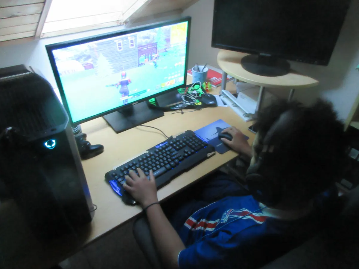 nathaneil_playing_fortnite_01.png
