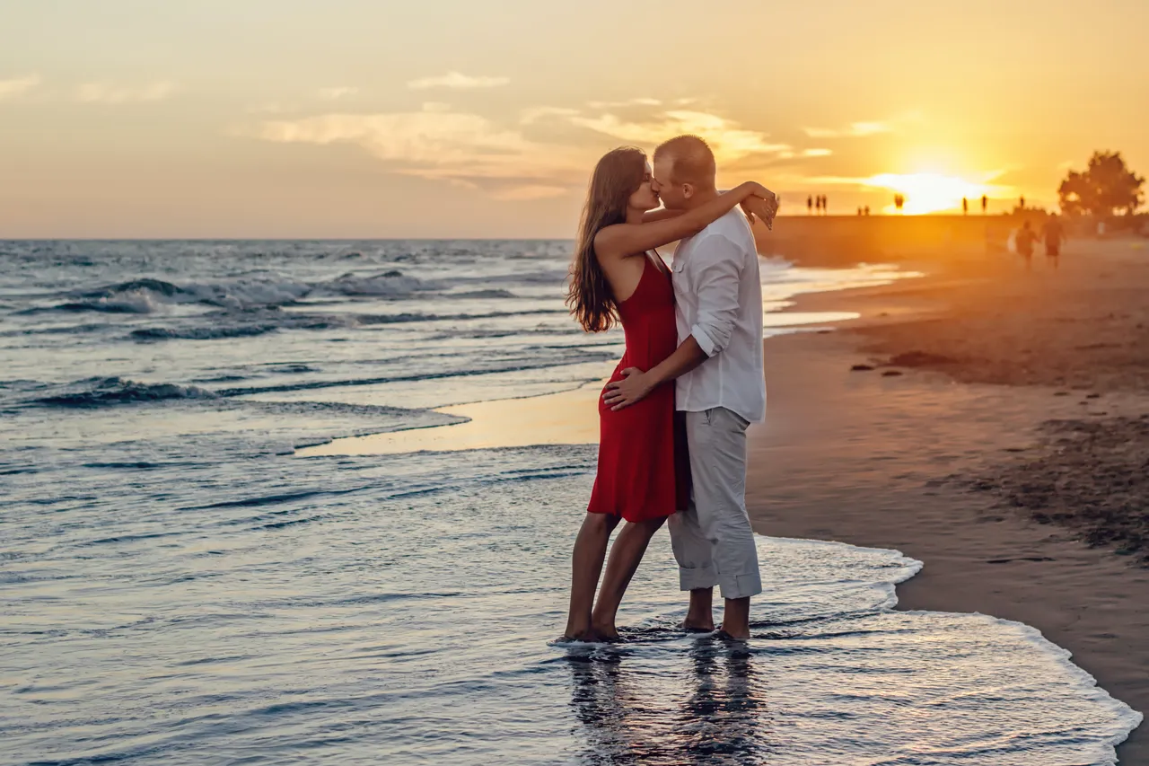 beach-couple-dawn-dusk-285938.jpg