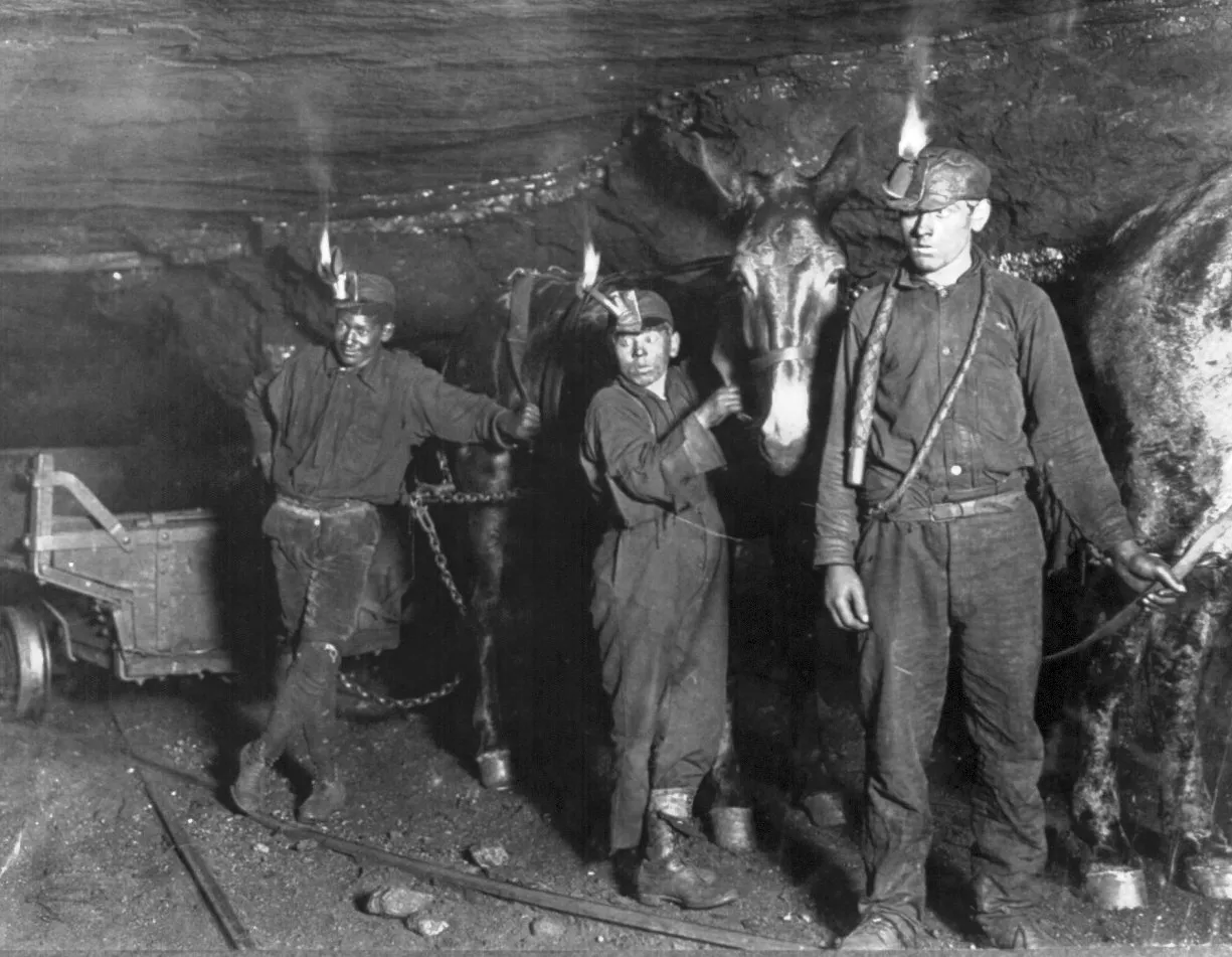 Child_coal_miners_(1908)_crop.jpg
