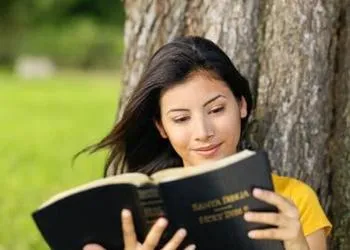 mujer-leyendo-biblia-exterior.jpg