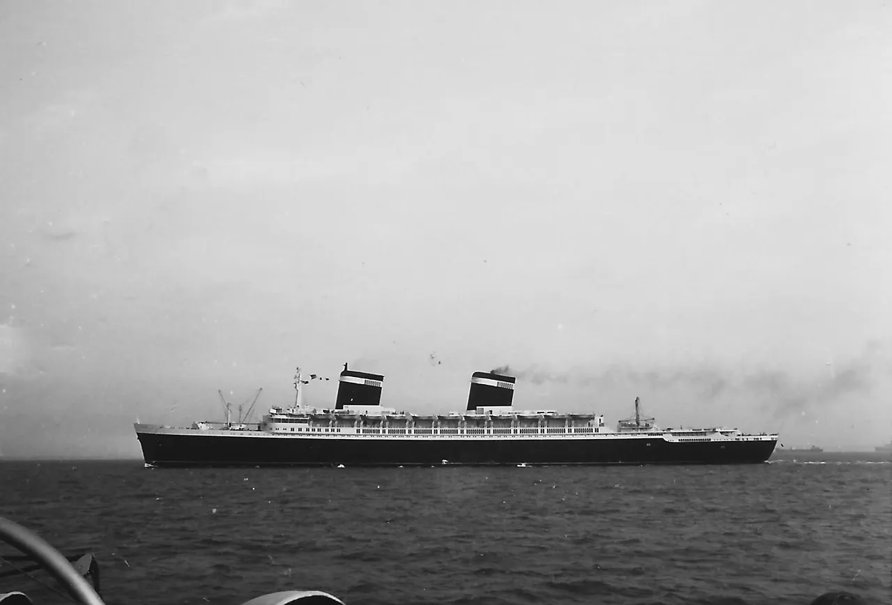 SS_United_States_on_maiden_voyage_from_Southampton.jpg