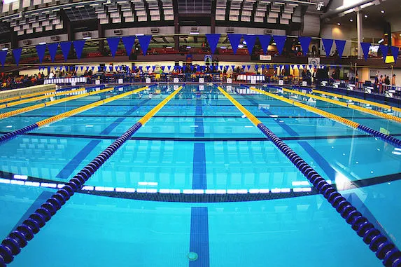800pxSwimming_pool_with_lane_ropes_in_place.jpg