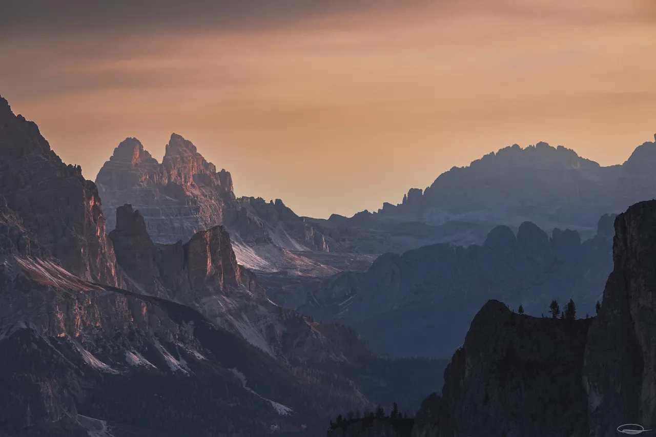 Hiking in the Dolomites: Passo di Giau to Lago Federa - Johann Piber