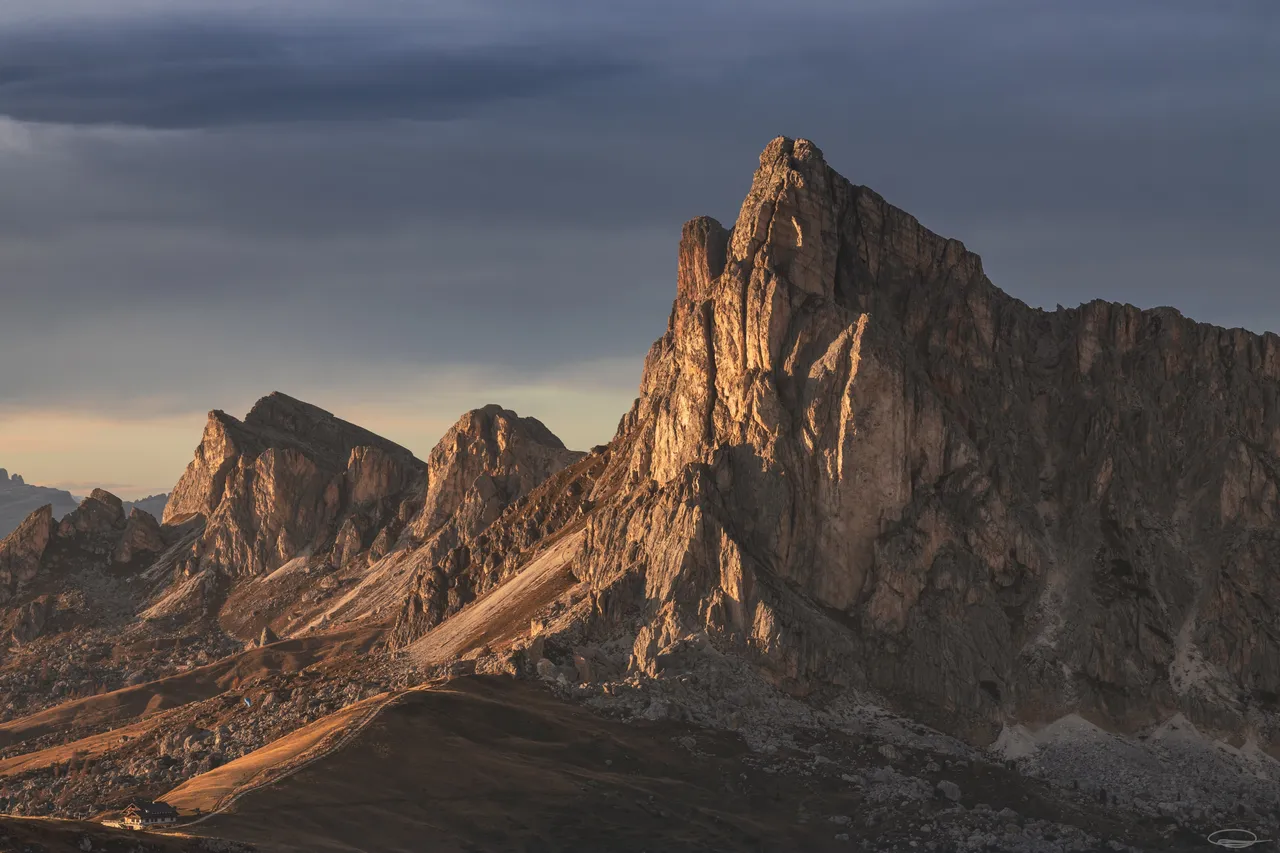 Hiking in the Dolomites: Passo di Giau to Lago Federa - Johann Piber