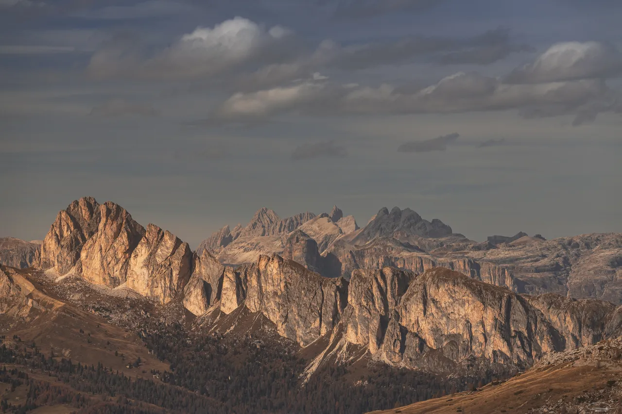 Hiking in the Dolomites: Passo di Giau to Lago Federa - Johann Piber