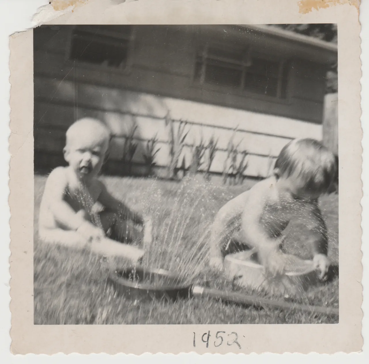 1952 - Marilyn and a boy.jpg