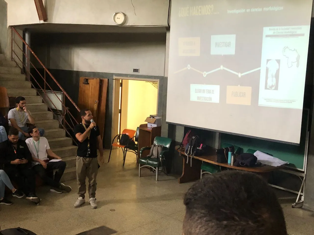Jeremi Mendez in a lecture.jpg