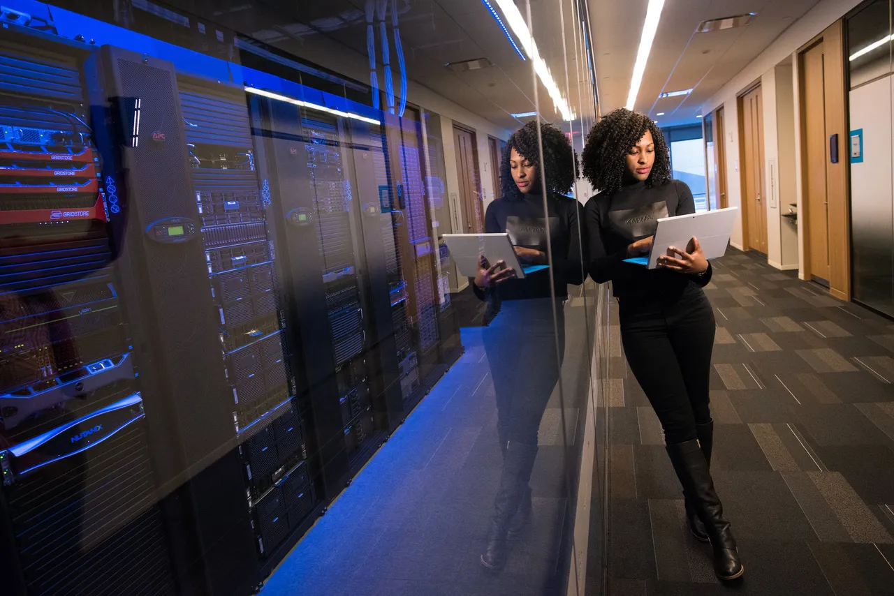 women datacenter