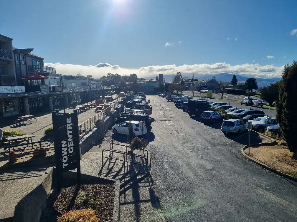 I have spent a lot of time in the little town of Jindabyne. It is sort of the main gateway to two of Australia’s biggest snow resorts. I worked at a hotel/motel halfway from here up to the biggest snow field in this country Perisher Blue. We used to live and work on site at our hotel motel and if we needed a break from the mountain life it was always good to escape down into Jindabyne, basically there are two main shopping areas and a nice path along the lake. The lake is man made and they flooded a few old small towns and farming land when they built the snowy mountains hydro scheme which consists of 7 power stations, 16 dams and 145 kilometres of tunnels which provide electricity and water to a lot of people. There was no parkrun in Jindabyne when I worked around here but there was on when we visited for some skiing with my son back in 2019.