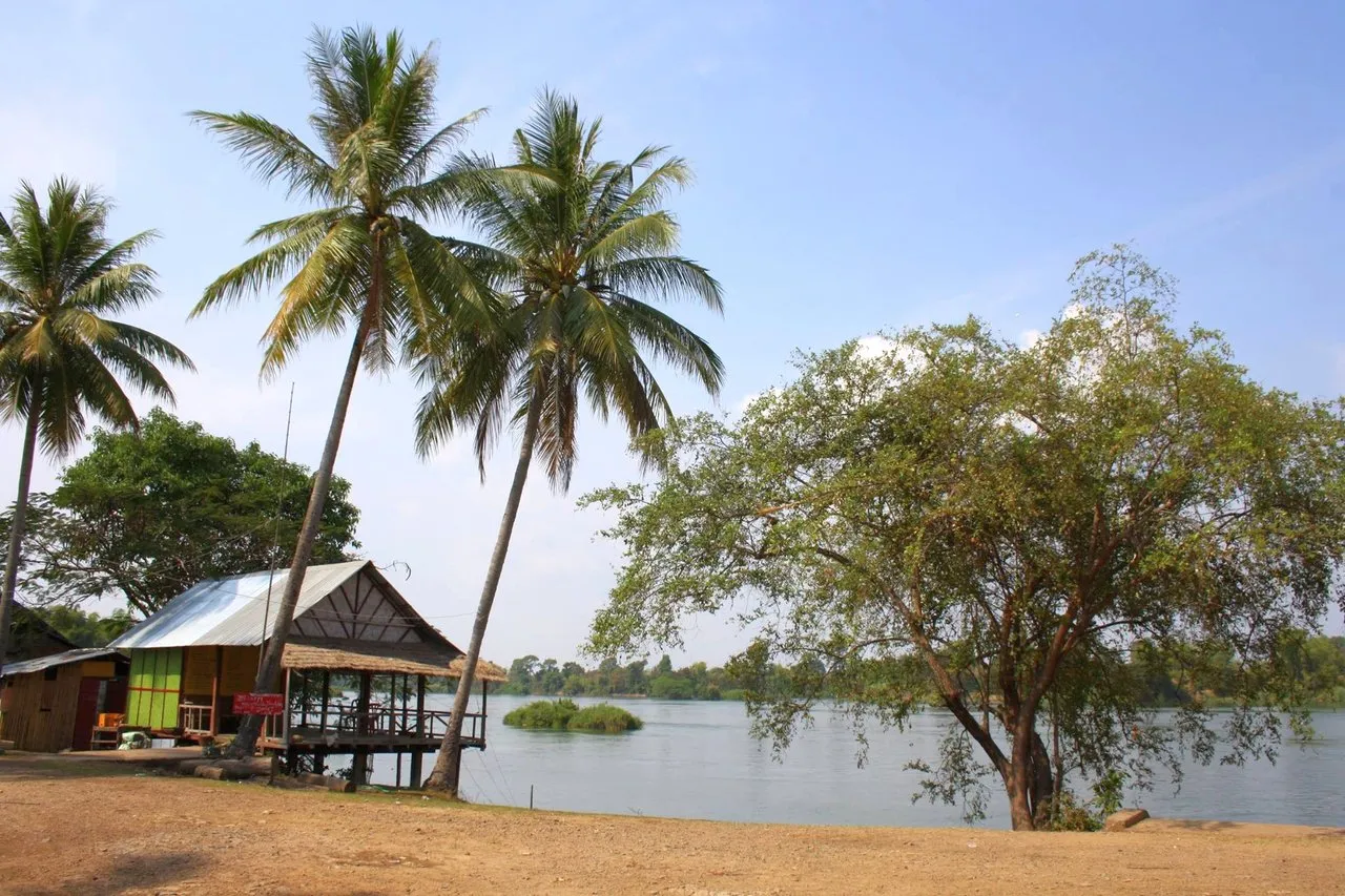 Despite the fact Laos is a country with no coastline at all, it has more than 4000 beautiful islands, which are located in the middle of the Mekong river.