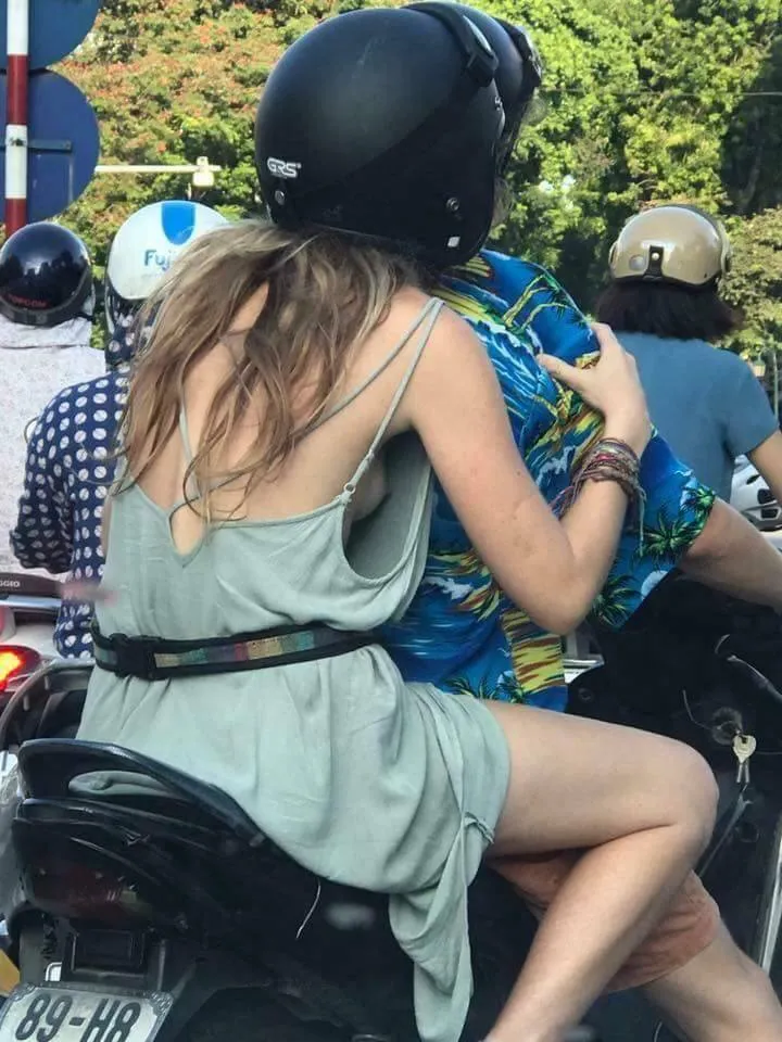SIDE BOOB VN ANOTHER SIDE.jpg