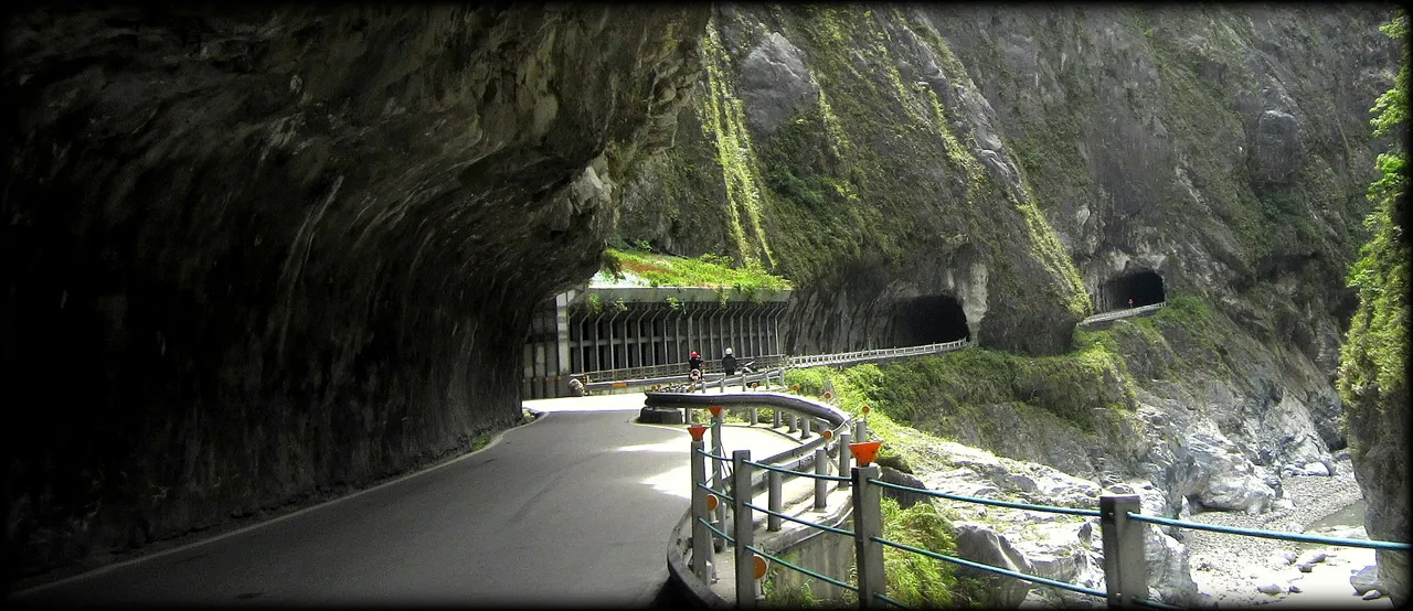 Taroko Gorge Road, Taiwan.jpg