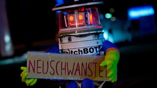 150803105524-hitchbot-super-tease.jpg