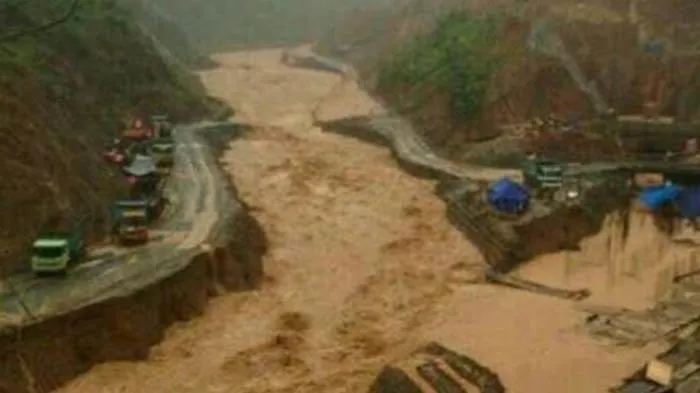 banjir-di-pacitan_20171128_145953.jpg