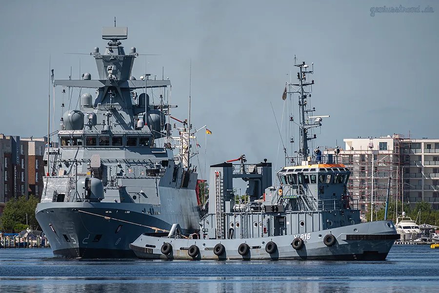 WILHELMSHAVEN Großer Hafen: Korvette ERFURT (F 262) fährt Schleife