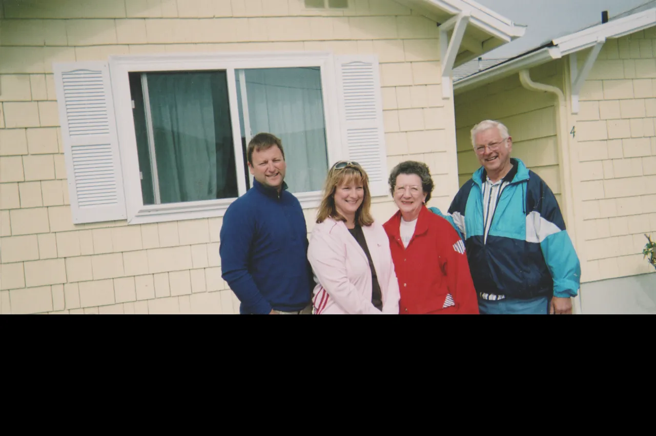 2006-08-06 - Sunday - John Picket's Family: Garrick J, Cindy who has 3 kids, Marles, John, 1pic.png