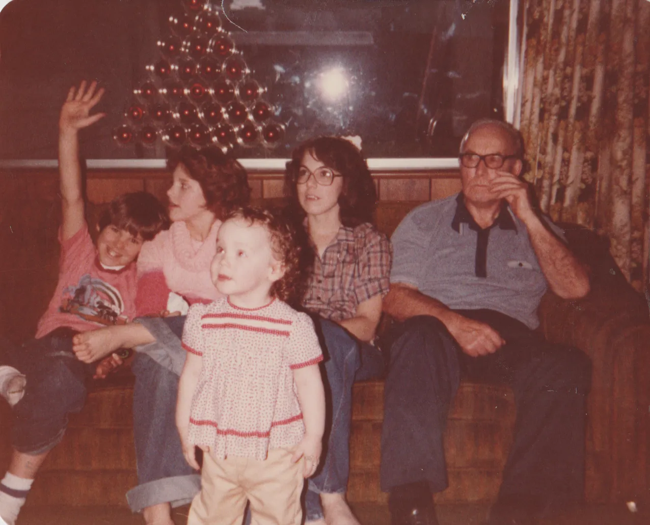 1980-12-25 - Pickett family or not sure who these people are or I forget, no names on these-1.png