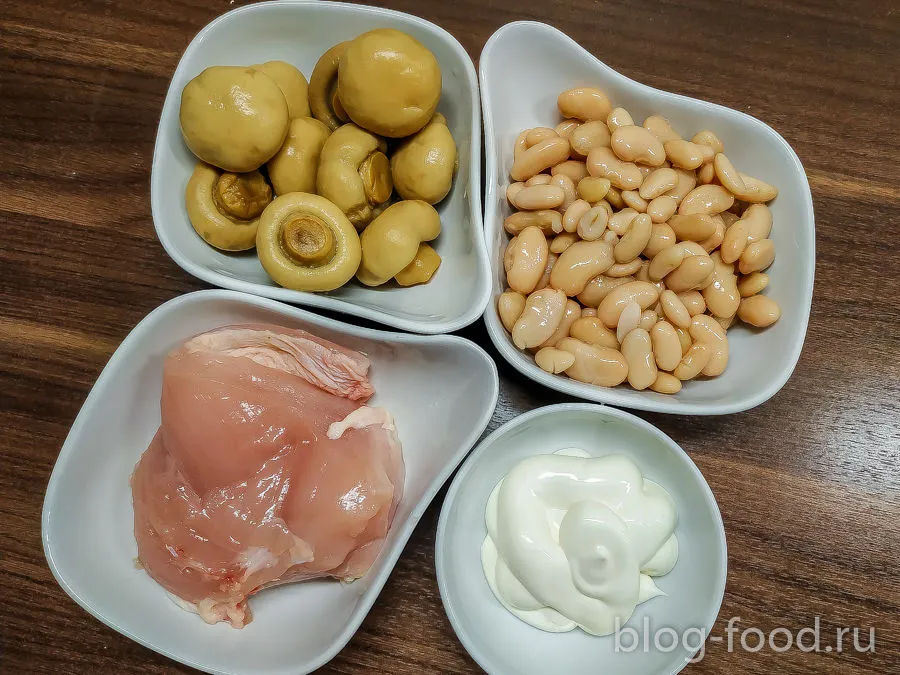 White chicken, mushroom and bean salad