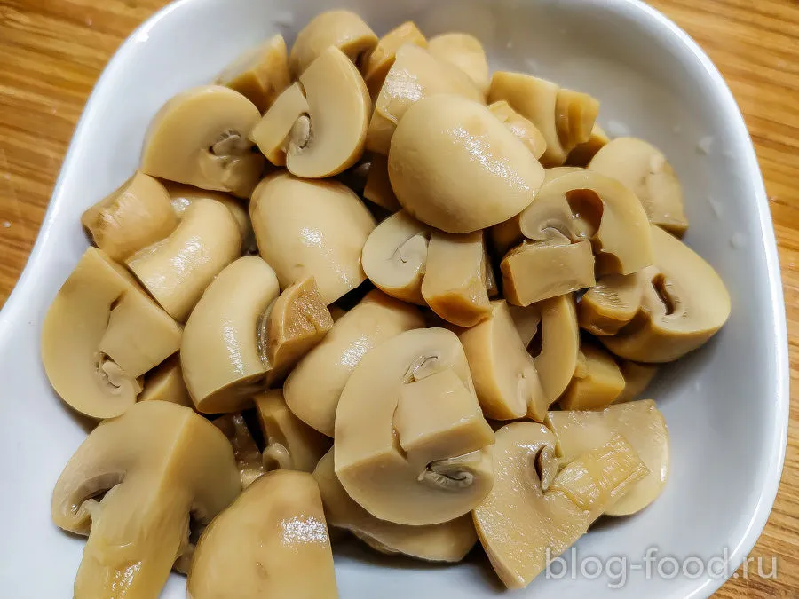 White chicken, mushroom and bean salad