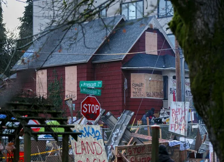 https://www.opb.org/article/2020/12/10/portland-red-house-eviction-blockade-protest