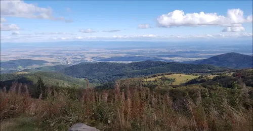 Es bietet Blick auf die Vogesen, das Rheintal mit Elsass und Breisgau auf den Schwarzwald und die Alpen.