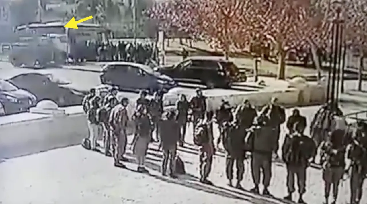 Jerusalem Truck Hitting No Crane.png