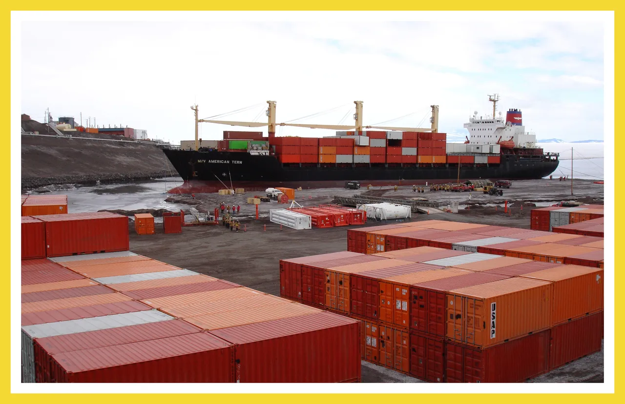 US_Navy_070204-N-0469C-003_Sailors_assigned_to_Navy_Cargo_Handling_Battalion_One_(NCHB-1)_conduct_cargo_handling_operations_off_the_Military_Sealift_Command_ice_strengthen_container_ship_MV_American_Tern_(T-AK_4729).jpg