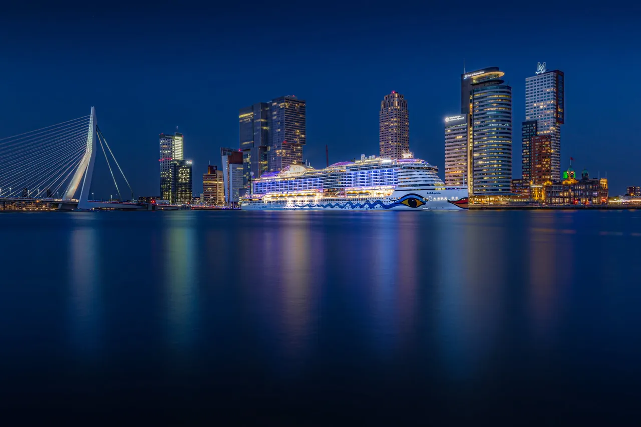 aida-rotterdam-explored-luxury-wallpaper.jpg