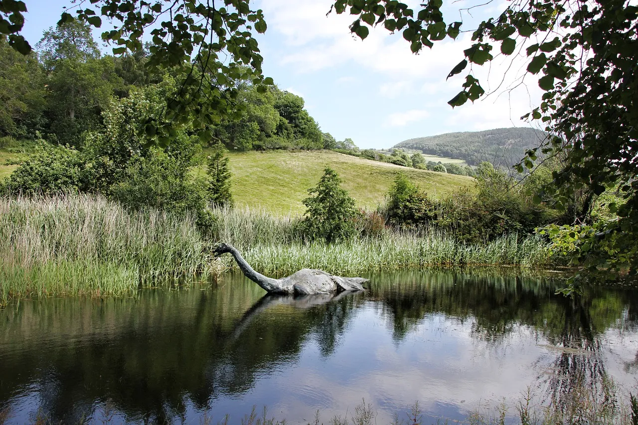 scotland-2647221_1280- lochnessmonster.jpg
