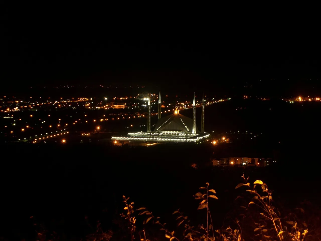 Night_view_of_Faisal_Mosque_in_Islamabad.jpg