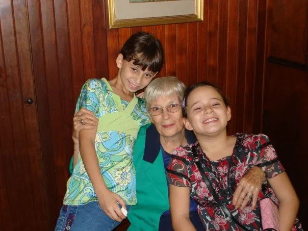 Mamá con sus nietas Daniela y Adriana.jpg