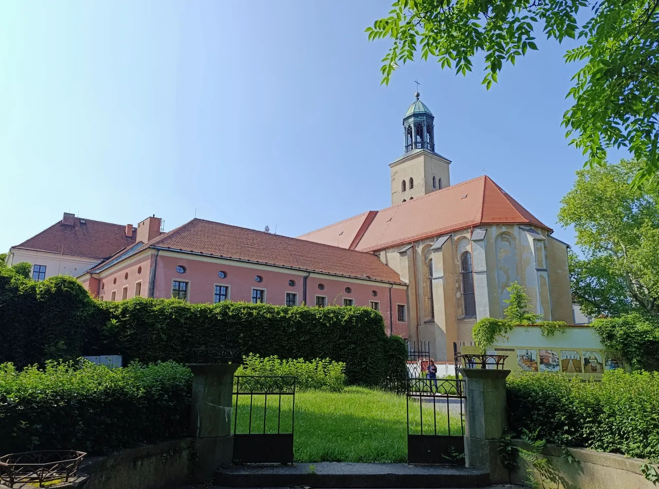 klášter.jpg