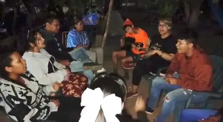 jovenes en vigilia 6.jpg