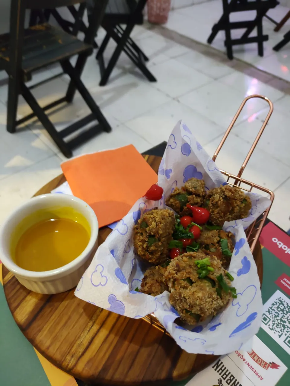 Bolinho de quiabo com carne ao molho de mostarda