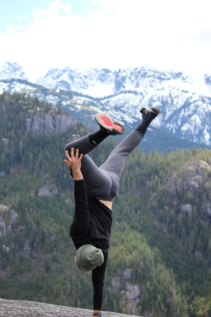 handstand-7453146_1920.jpg