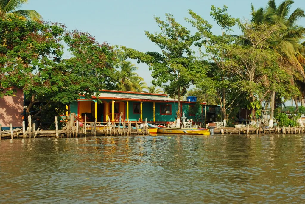 1024px-Palafitos_en_La_Laguna_de_Sinamaica..jpg