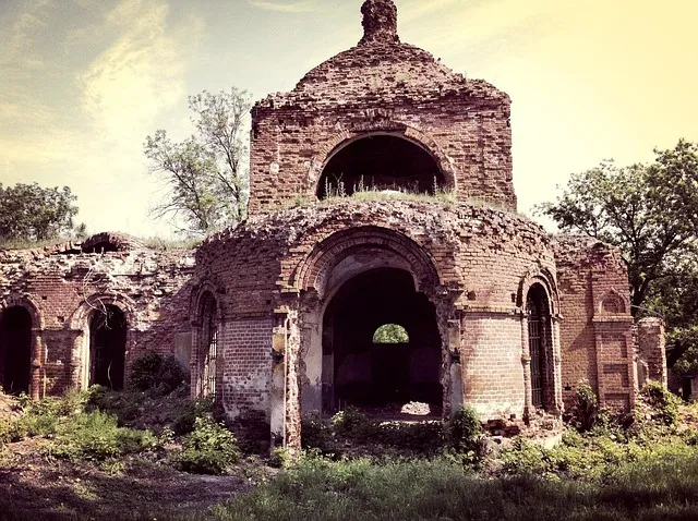 ruined-church-2102232_640.jpg